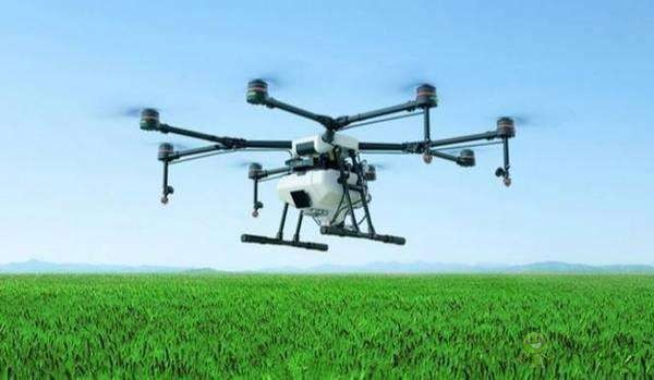 農(nóng)業(yè)無人機(jī)幫助農(nóng)民實現(xiàn)&ldquo;萬畝農(nóng)田百戶管&rdquo;的農(nóng)業(yè)夢