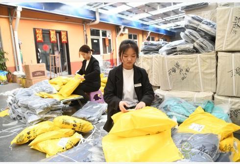農村電商從業(yè)人員正打包發(fā)往各地的快遞包裹