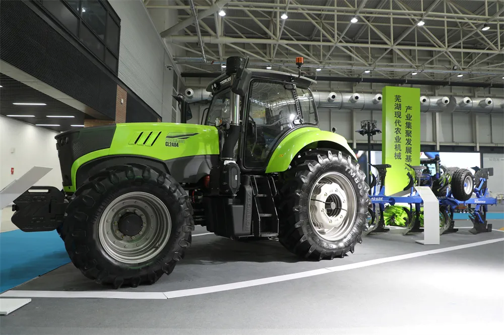 中聯(lián)農(nóng)機(jī)多款大拖亮相國(guó)際展