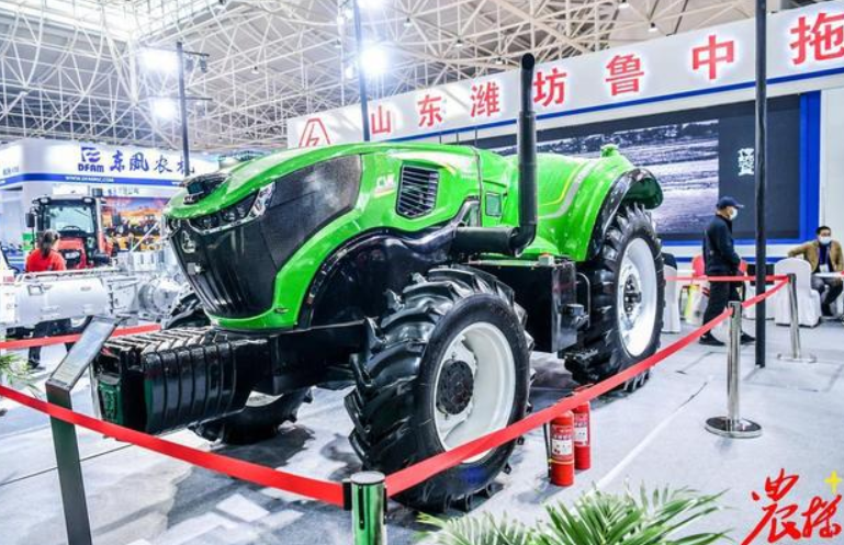 魯中CVT無人駕駛拖拉機(jī)