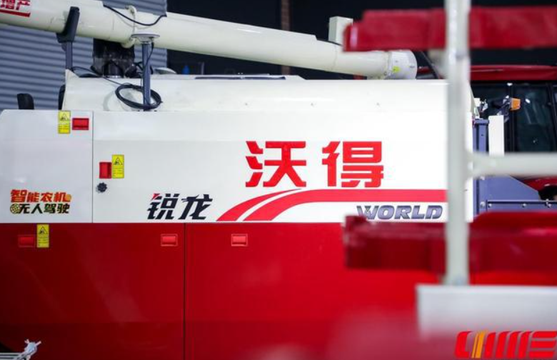 帶有無人駕駛功能的沃得銳龍履帶聯(lián)合收割機(jī)