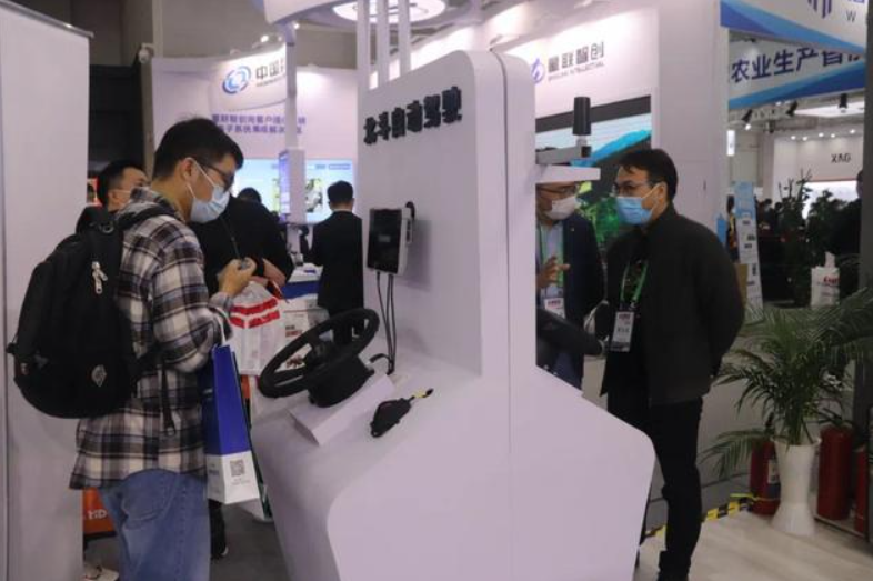 星聯(lián)智創(chuàng)展位及自動(dòng)駕駛系統(tǒng)