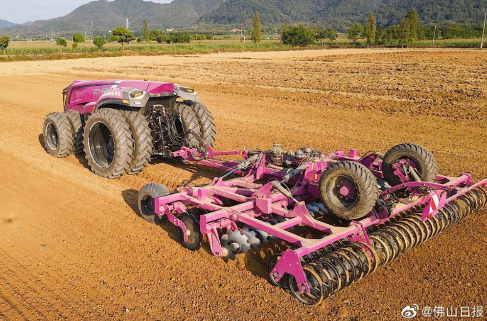 三水南山：&ldquo;巨無(wú)霸&rdquo;無(wú)人農(nóng)機(jī)，炫酷亮相