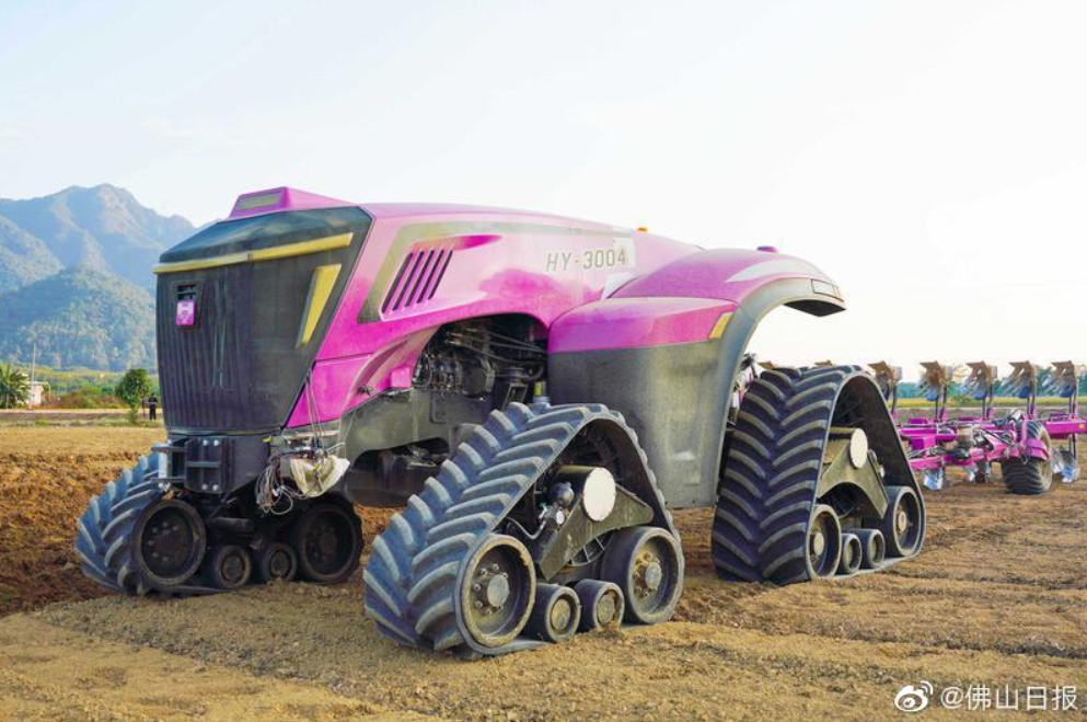 三水南山：&ldquo;巨無(wú)霸&rdquo;無(wú)人農(nóng)機(jī)，炫酷亮相