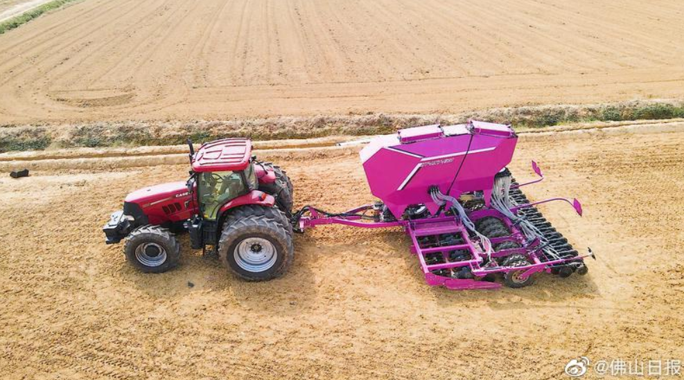 三水南山：&ldquo;巨無(wú)霸&rdquo;無(wú)人農(nóng)機(jī)，炫酷亮相