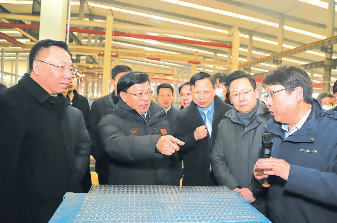 韓俊調(diào)研中聯(lián)農(nóng)機(jī)東北事業(yè)部：鼓勵(lì)企業(yè)攻克關(guān)鍵核心技術(shù)