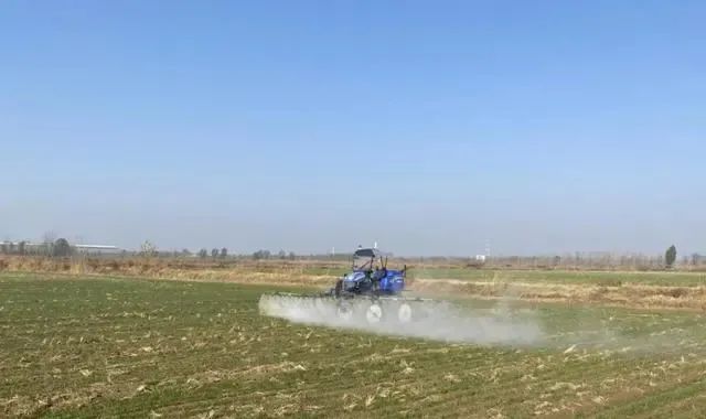 智慧農(nóng)業(yè)助力農(nóng)民豐收 無人駕駛農(nóng)機開進農(nóng)田