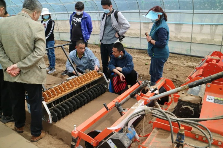 農(nóng)機地頭展——2023年北方設(shè)施葉菜生產(chǎn)全程機械化專題演示展示活動成功舉辦
