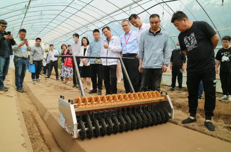 農(nóng)機地頭展——2023年北方設(shè)施葉菜生產(chǎn)全程機械化專題演示展示活動成功舉辦